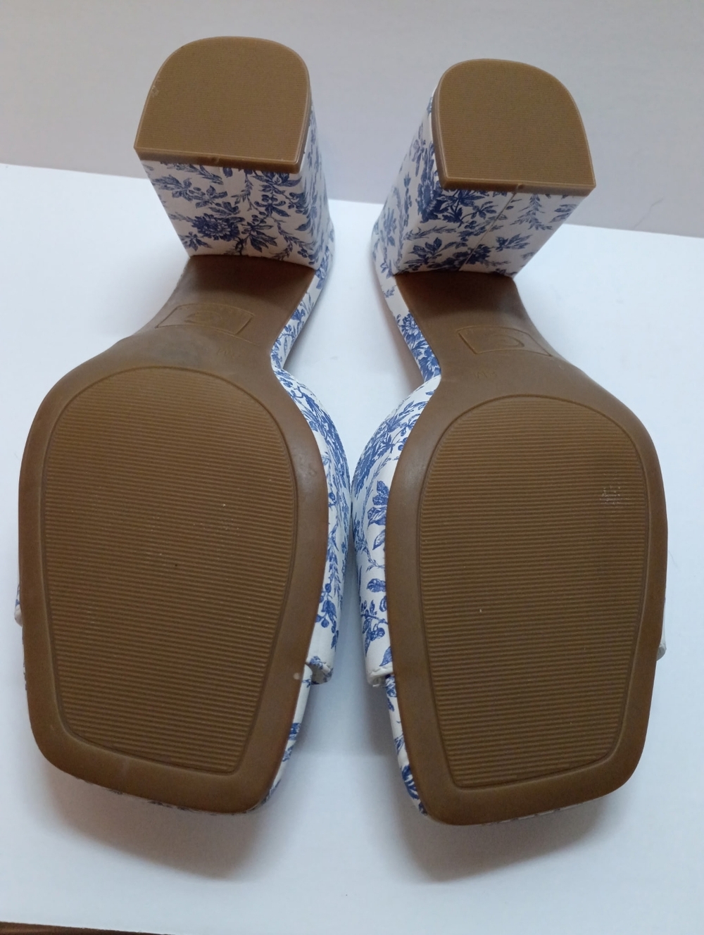 GBG Los Angeles Gravania-R Heel Sandals Blue White Floral Women's Size 8 NEW - Picture 4 of 5